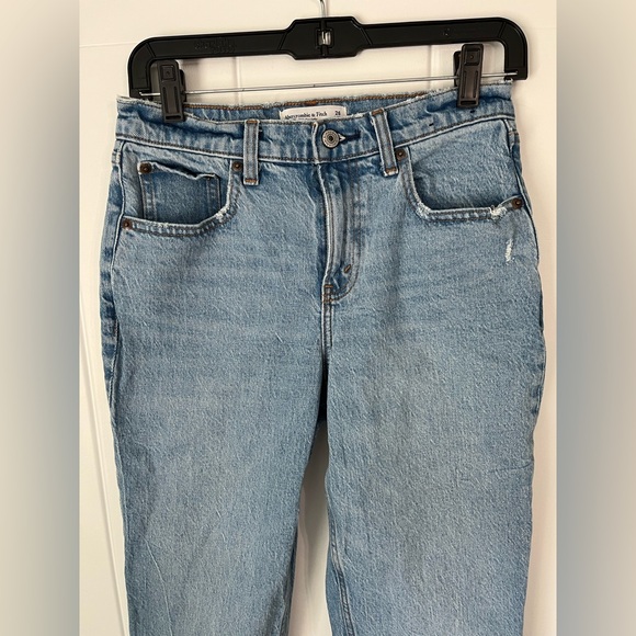 Abercrombie & Fitch 90s Straight Mid Rise Light Wash Jeans - Picture 3 of 7